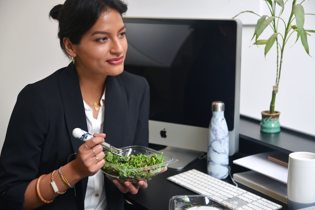 Certified Nutrition Specialist consulting with client